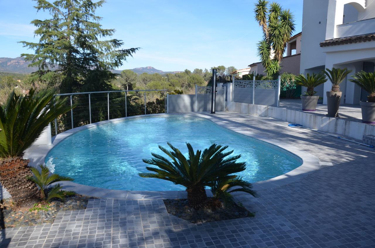 Belle Maison Avec Piscine Dans Les Hauteurs A Saint Raphael Esterno foto